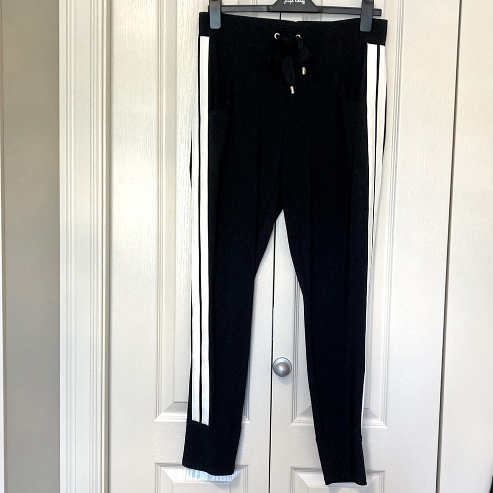 EUC Joseph Ribkoff dressy jogger style pant. Bottom slit. Size 8
